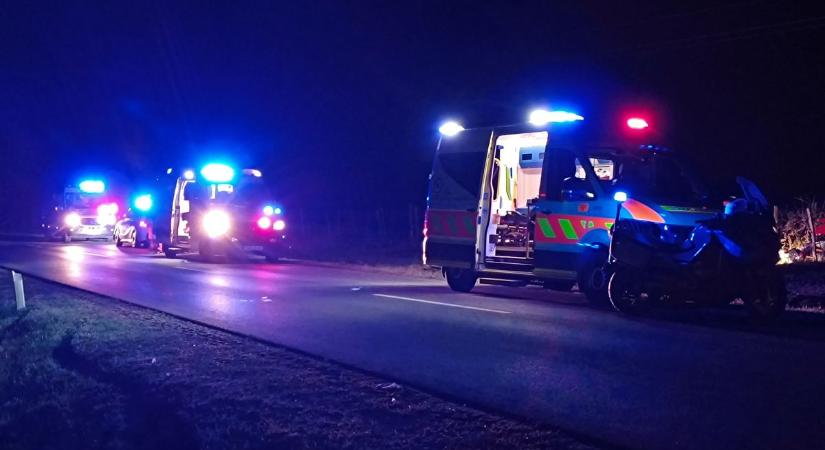 Halálos motoros baleset Kiskunhalasnál: egy ember a helyszínen elhunyt – fotó, videó