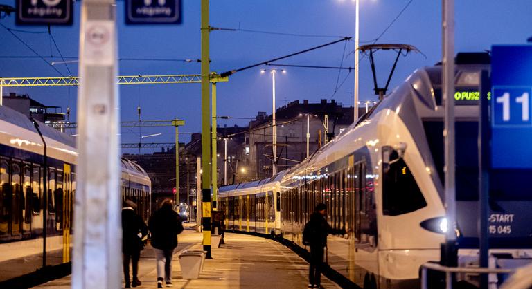 Kilométereket kellett gyalogolnia a MÁV utasainak, miután a vonatpótló busz csak a szerb határig vitte el őket