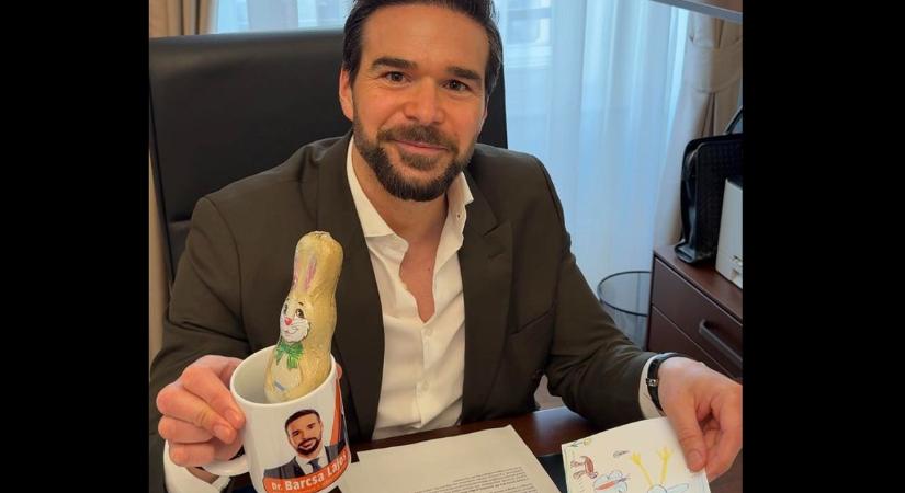 Barcsa Lajos állítja, egy kislány levélben írta meg neki, hogy bögrét szeretne tőle