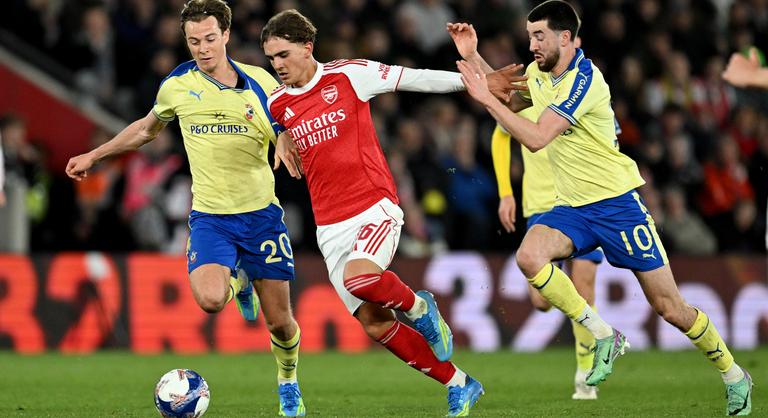 Másodosztályú ellenfele gáncsolta ki az Arsenalt az FA-kupában, a Chelsea gálázva jutott a legjobb négy közé