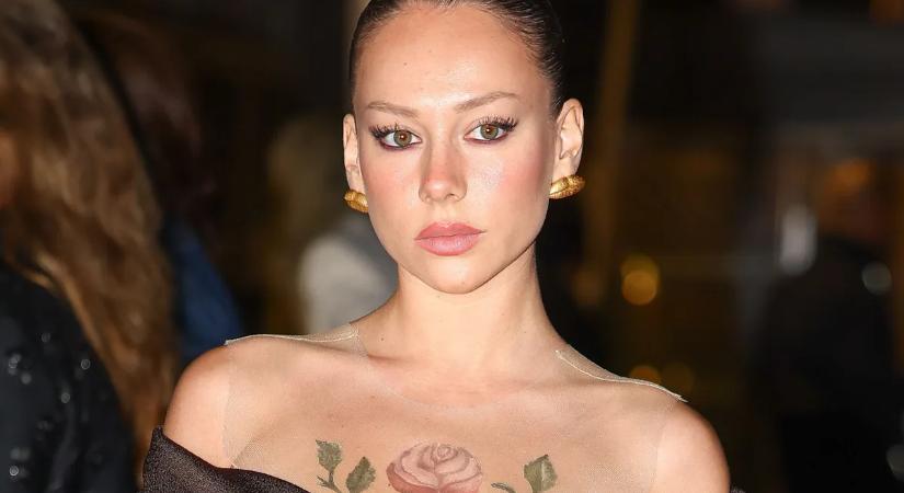 Érzéki és provokatív, a Netflix szexbombája csavarta el a futballsztár fejét