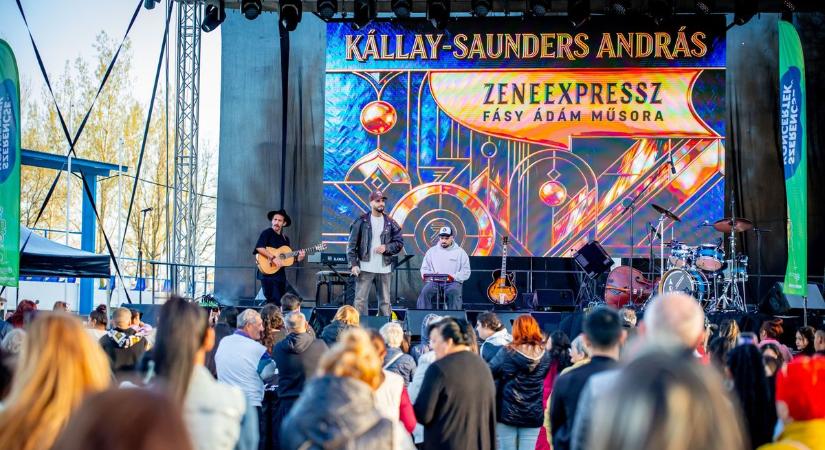 Ingyenes sztárparádé Mezőcsáton: megtelt a sportpálya a Szerencsekoncerten - képekkel, videóval