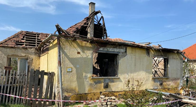 A lakástűzben mindenük elpusztult, a falu jótevői most házat vettek a felsőszentiváni testvéreknek – fotók, videó