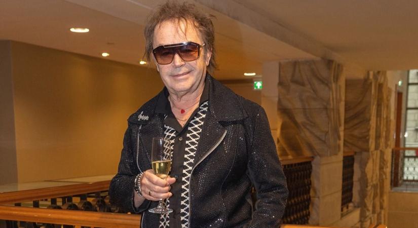 „Zámbó Jimmynek ez kijárna” – Szikora Róbert nem felejt: szerinte sokkal méltóbban kéne tisztelegni A Király előtt