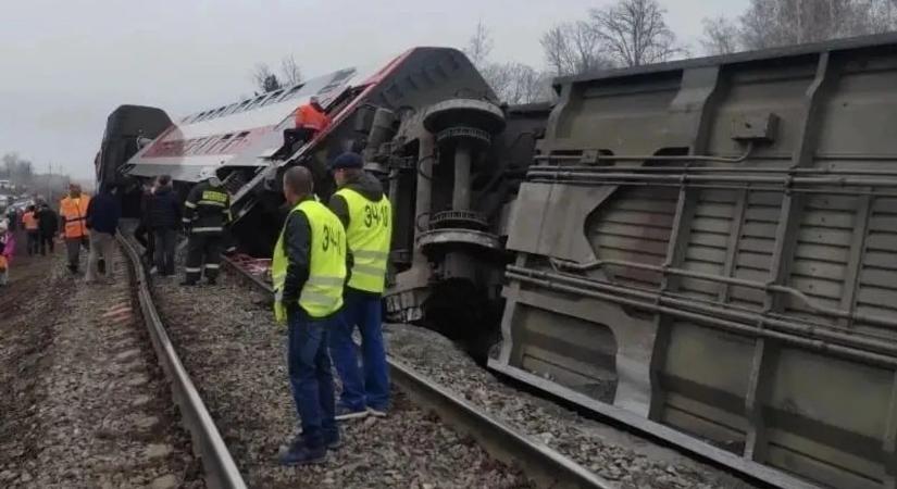 Most érkezett: több mint 400 utassal a fedélzetén siklott ki egy vonat