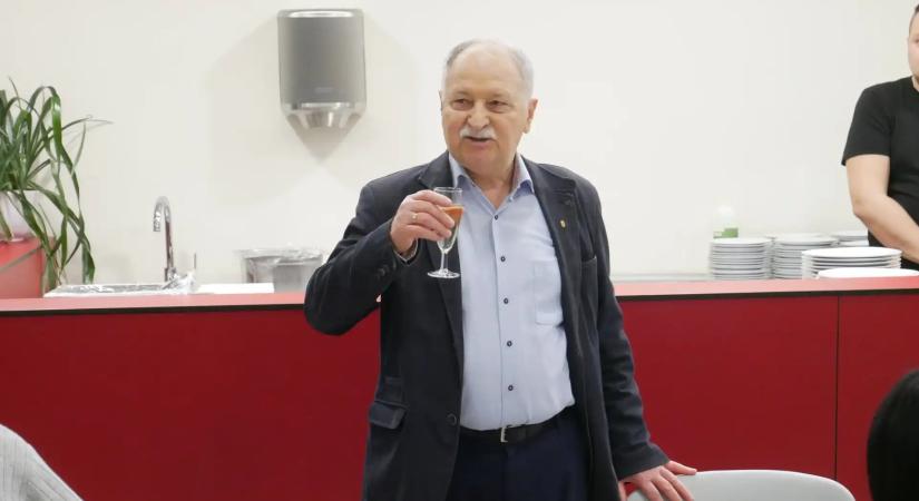 15 éve kaphat fizetést a fürdőtől egy „fantomdolgozó”, aki Sárvár fideszes polgármesterének az ismerőse