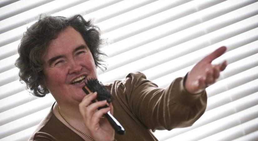 Emlékszel Susan Boyle-ra, a Got Talent sztárjára? 65 évesen szőke tincsekkel hódít