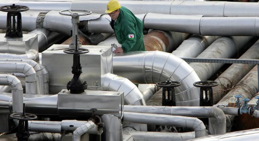 Nem kizárt az ezer forintos benzin, de nem az orosz olaj hiánya miatt