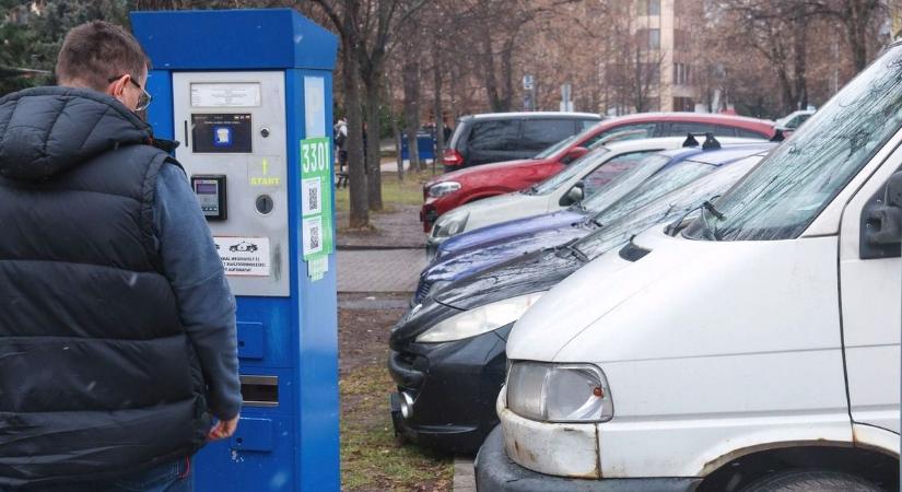 Így változik a parkolás húsvétkor Cegléden, jó hír érkezett a sofőröknek