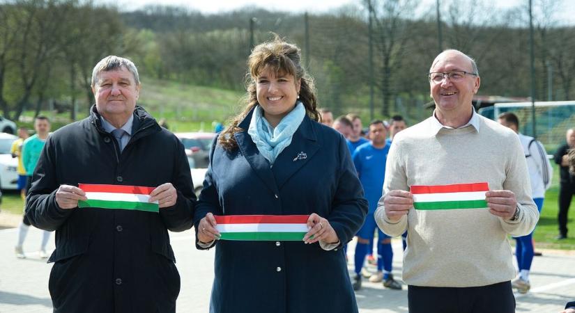 Szalagátvágás és válogatott kapus: ünnepi pillanatok a harsányi pályán