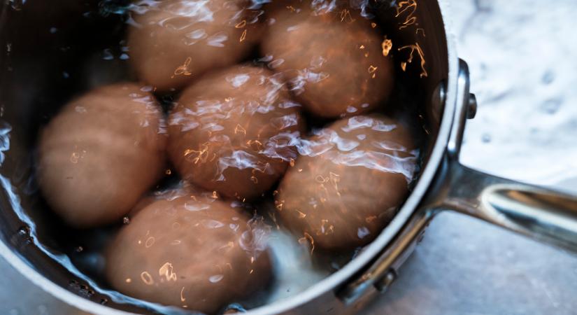 Ez a trükk segít, hogy könnyen hámozható legyen a főtt tojás