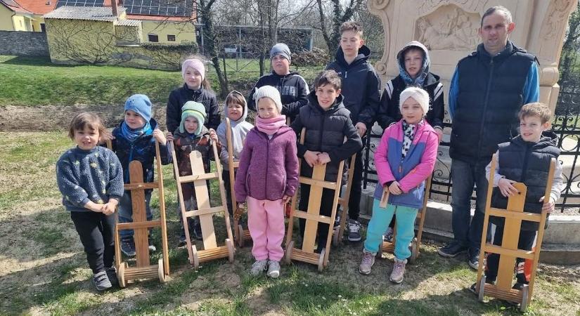 Wir ratschen, wir ratschen: kerepeléssel pótolják a harangszót Vaskeresztesen