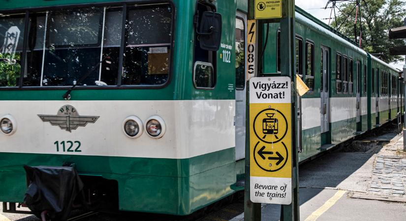 Meghalt az a 14 éves fiú, akit elütött a HÉV, miközben mobilozott és fülhallgatót viselt
