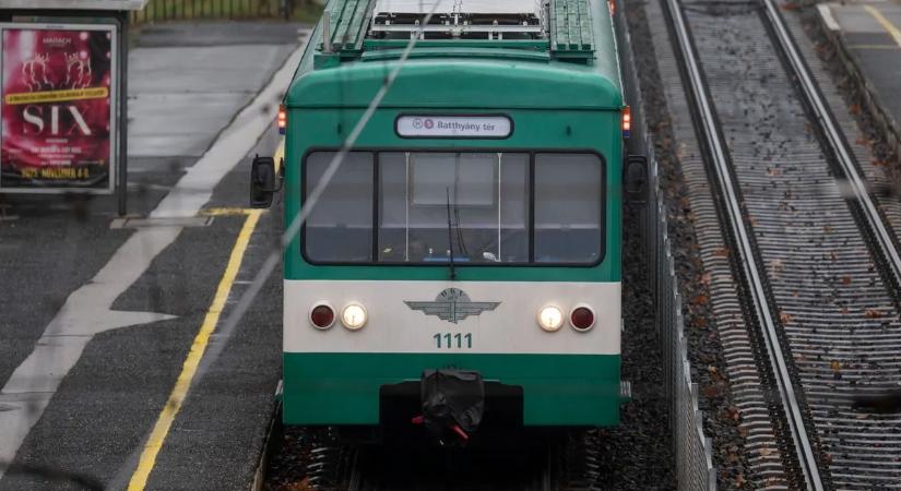 Meghalt a kisfiú, aki fülessel a fülében, telefonnyomkodás közben lépett a HÉV elé