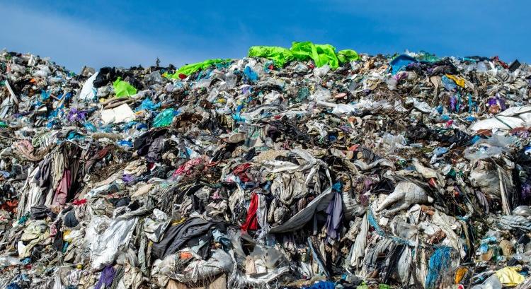 A ruhahulladék jelentős része valójában műanyag