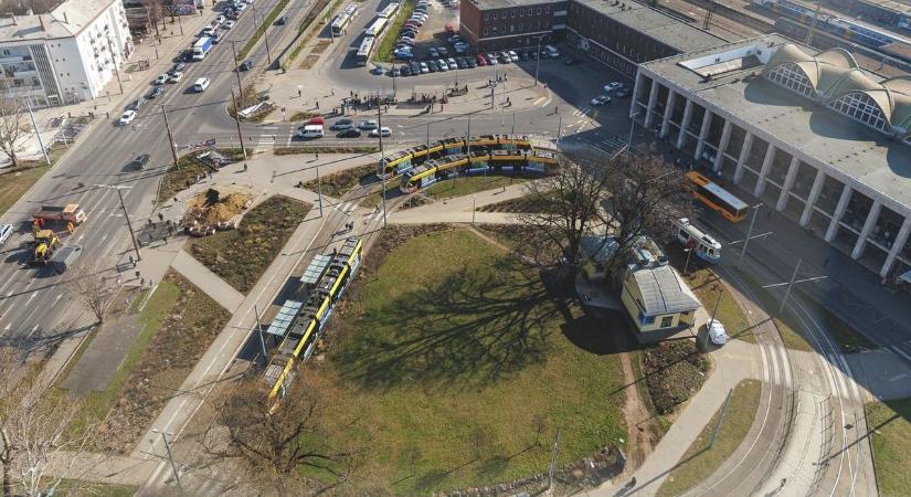 Nagy baj történt Debrecenben? Mentőt riasztottak a Nagyállomáshoz