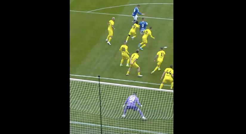 Légiósok: 8 ember volt a közelében, így is gólt lőtt a magyar válogatott játékos; szürreáis dráma Sallóiék meccsén - videók