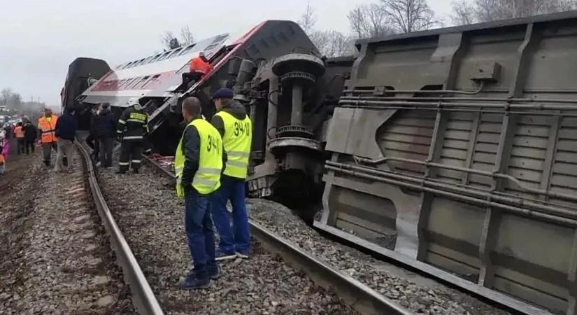 Négyszáz utassal kisiklott egy vonat Oroszországban