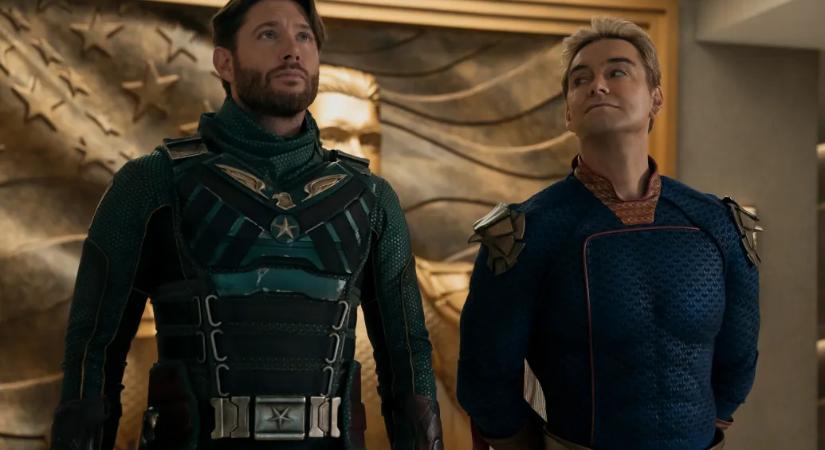 Az egyik Amerikában egy szuperhős a diktátor, a másikban táborban nevelik a tökéletes feleségeket