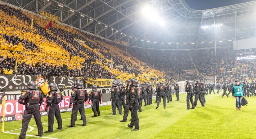 Káosz és rettegés Dárdaiék meccsén, maszkos huligánok törtek be a pályára – Videó