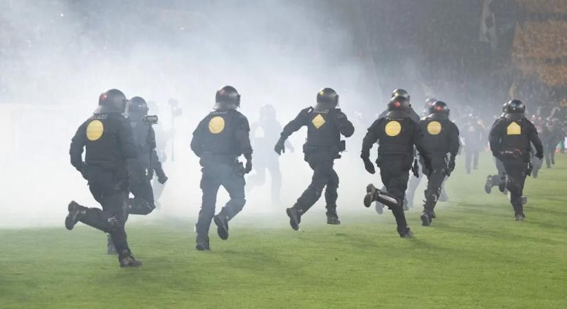 Kitört a káosz Dárdaiék meccsén, több száz rendőr kergette a szurkolókat  videó