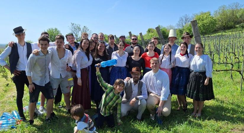 Kell egy jó locsolóvers hétfőre? Hoztunk egy párat, még nem késő megtanulni egyet!