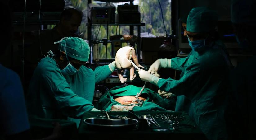 „Ez a legőrültebb dolog, amit valaha láttam” – Vajúdás közben, a kórházi ágyán rángatták bíróság elé a háromgyermekes édesanyát