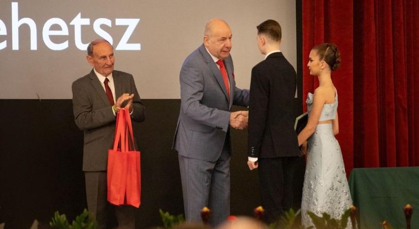 A legjobbak között a szegedi testvérpár – az köztársasági elnöktől kaptak díjat