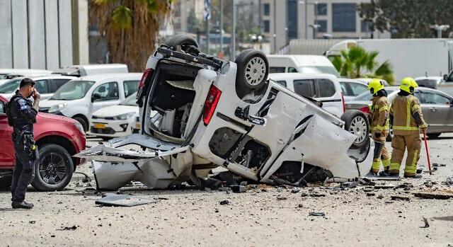 Hat ember megsebesült, miután iráni kazettás bombák lakóépületeket romboltak le Közép-Izraelben; az IDF iráni infrastruktúrát támadott