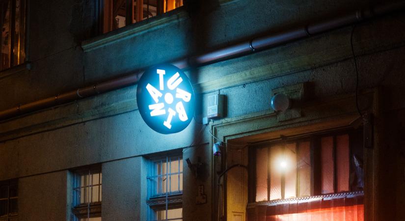 Telt házzal tért vissza a drogtörvény miatt bezáratott Turbina