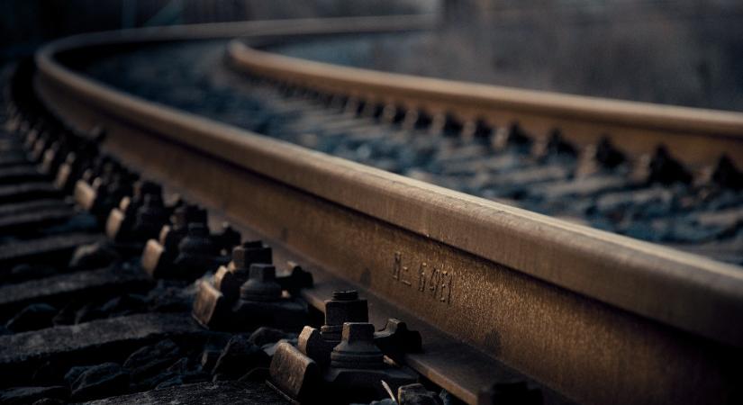 Kilométereket gyalogoltak a magyar vonat utasai, miután leszállították őket a pótlóbuszról