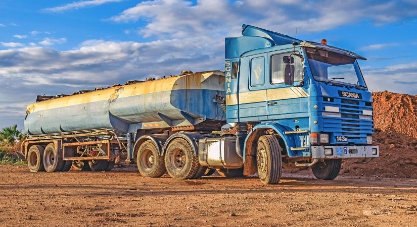 Emberek tucatjait kellett evakuálni egy felborult tartálykocsi miatt