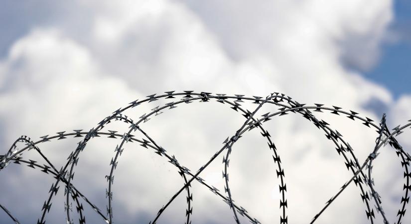 Hatalmas katonai akció indult a Magyarország déli határának közelében: utakat zártak le, helikopterek lepik el az eget