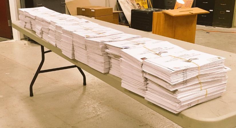 Brutálisan sok levélszavazat érkezik, számokat közölt az NVI