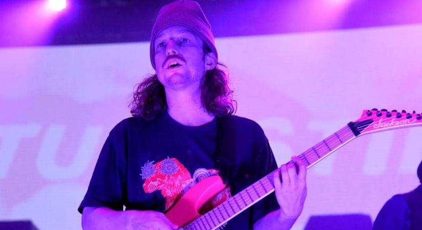 Brutális bosszú: az énekes apját gázolhatta el a Grammy-díjas banda volt gitárosa