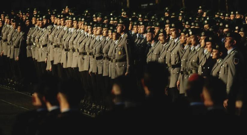 Katonai engedélyhez kötik Németországban, hogy a 17-45 év közti férfiak külföldön tartózkodjanak