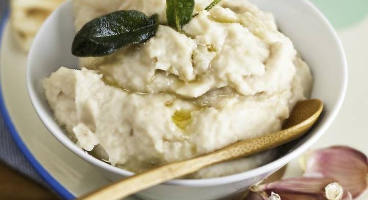 Krémes mártogatós fehérbabból: hidegtálra is tökéletes