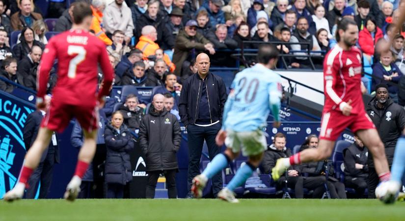 Itt a vége, Arne Slot távozását megírták az angolok, Szoboszlaiék főnök nélkül maradnak