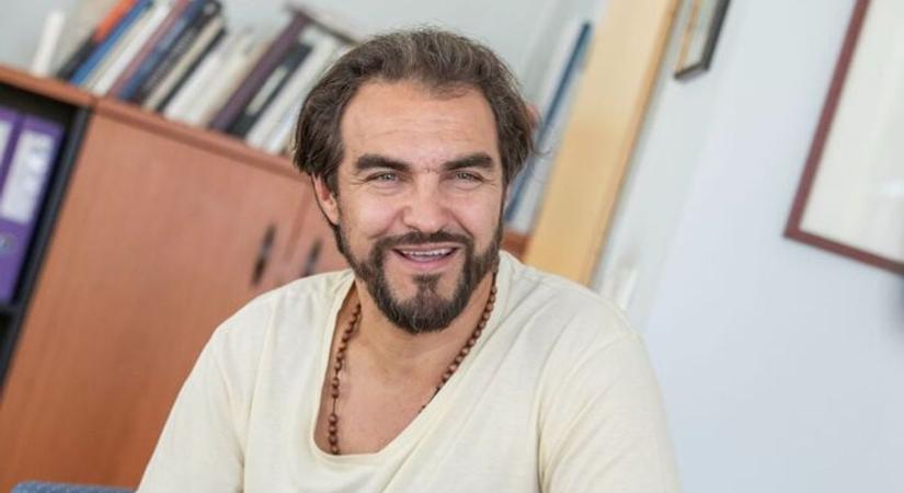 Dolhai Attila útja a postától a Vörösmarty Színház igazgatói székéig