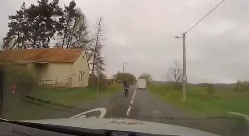 Motoros üldözés a javából: részegen menekült a rendőrök elől a férfi - videó