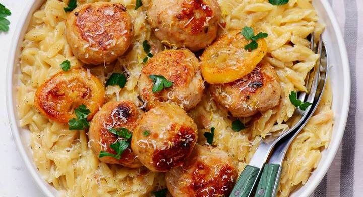 Egyserpenyős, görög csirkehúsgolyó: mennyei körettel mutatjuk