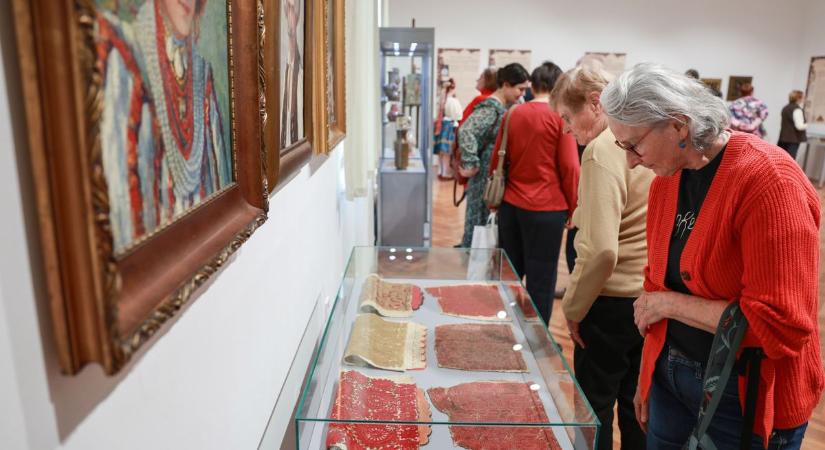 „Mindig nyíló virágok” – különleges kiállítást láthat a Wosinsky Mór Múzeumban (képgalériával)