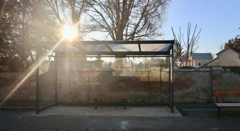 Új helyre került több buszmegálló is Rákóczifalván, ezeknél kell figyelni
