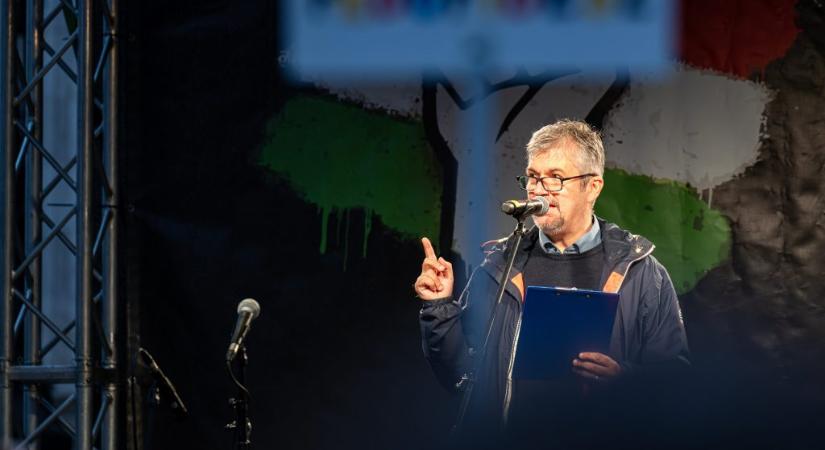 Hadházy: Vučić kisegíti Orbánt egy vicces merényletkísérlettel