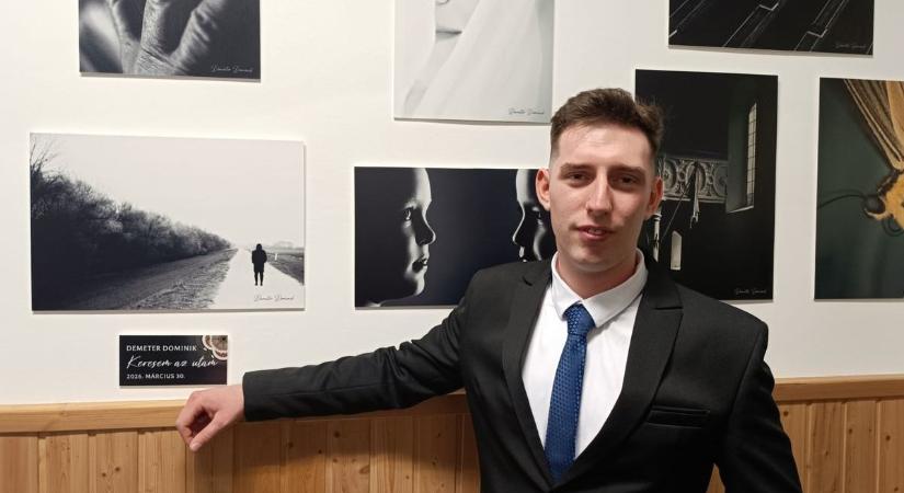 Egykori diák alkotásai kerültek a falra – így inspirálja a diákokat