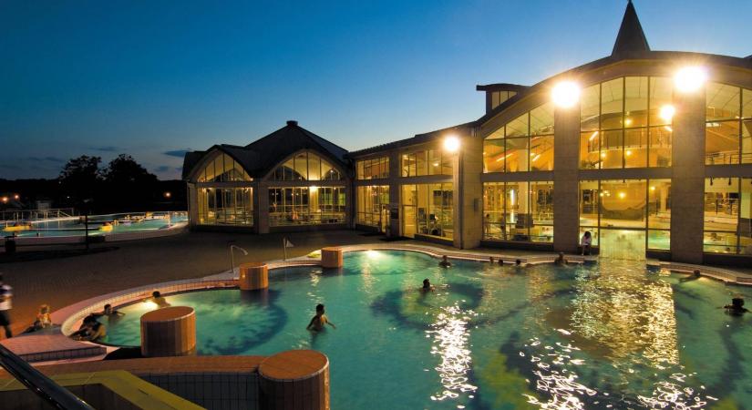 Nem jár be dolgozni és nem is ismerik, de úgy tűnik, a 2010-es évek óta fizetést kap a Sárvári Gyógyfürdőtől a fideszes polgármester ismerőse