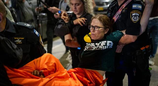 A rendőrség feloszlatta a tel-avivi háborúellenes tüntetést – 17 embert letartóztattak