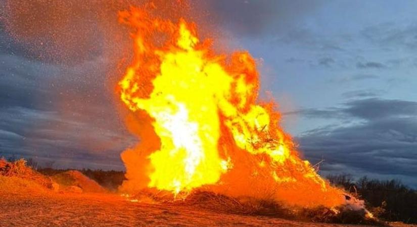 Túl nagyra sikerült a húsvéti tűzrakás Ausztriában, tovább terjedtek a lángok - fotók