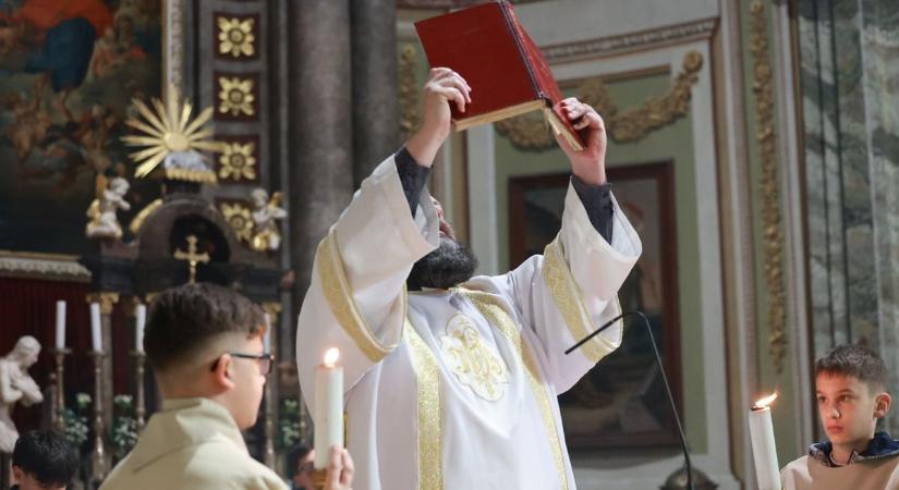 Nem maradt üres hely: így telt meg a szekszárdi templom húsvétkor (galéria)