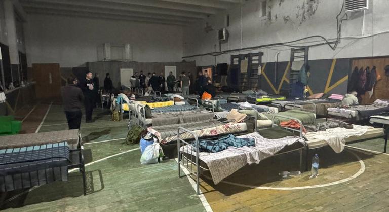 Embertelen körülményeket tártak fel egy kárpátaljai toborzóközpontban: több mint 40 emberre három bögre és egy mosdó jut